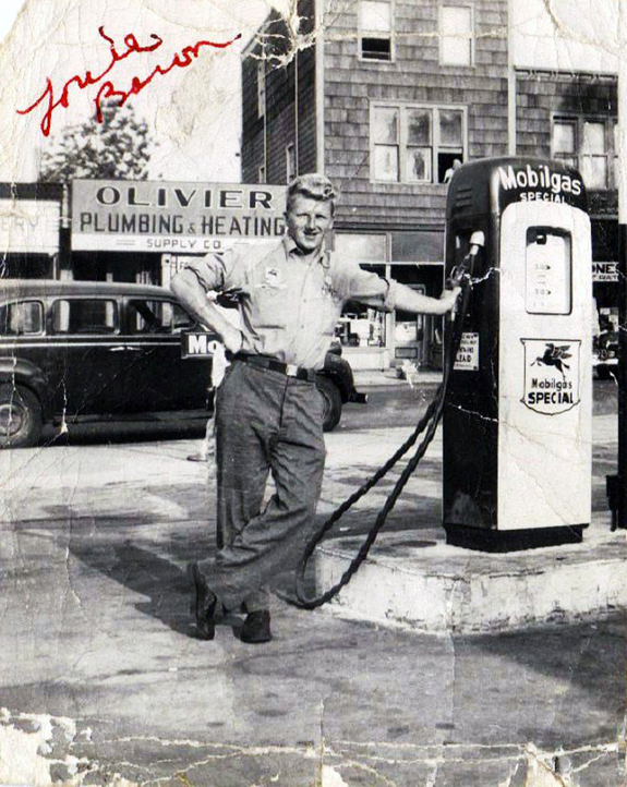 1950 Mobile Gas Station Acushnet Ave. New BEdford - www.WhalingCity.net
